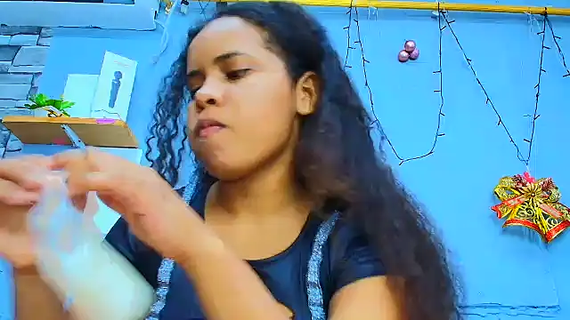 Snapshot of makena18 chatting on January 5, 2025, 1:04 pm makena18 online show from January 5, 2025, 1:04 pm