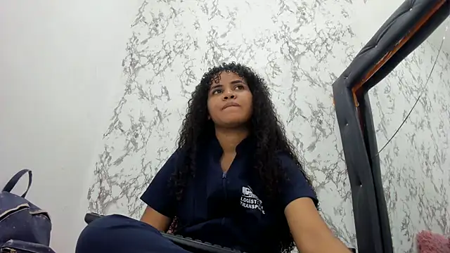 Snapshot of makena18 chatting on October 19, 2025, 1:45 pm makena18 online show from October 19, 2025, 1:45 pm