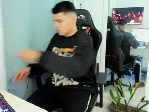 E Moon online show from November 4, 2025, 4:22 am