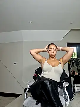 Snapshot of QueenTricks1 chatting on October 13, 2025, 1:33 pm QueenTricks1 online show from October 13, 2025, 1:33 pm