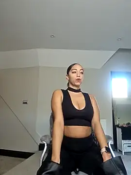 Snapshot of QueenTricks1 chatting on November 30, 2025, 11:36 am QueenTricks1 online show from November 30, 2025, 11:36 am