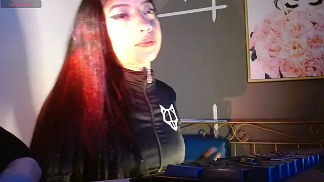 Snapshot of Ey_im_simone chatting on September 26, 2025, 8:13 pm Ey im simone online show from September 26, 2025, 8:13 pm