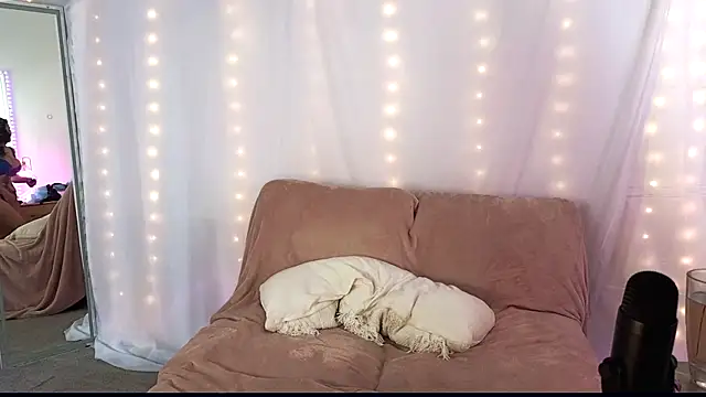 Snapshot of Aprilreign chatting on November 15, 2025, 5:38 am Aprilreign online show from November 15, 2025, 5:38 am