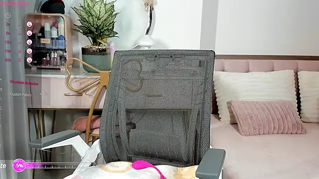 Snapshot of _Joliie_ chatting on March 3, 2025, 3:53 pm  Joliie  online show from March 3, 2025, 3:53 pm