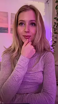 Snapshot of LunaRase chatting on October 26, 2025, 9:48 am LunaRase online show from October 26, 2025, 9:48 am