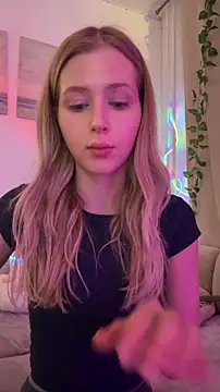 Snapshot of LunaRase chatting on October 28, 2025, 3:25 pm LunaRase online show from October 28, 2025, 3:25 pm