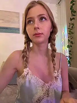 Snapshot of LunaRase chatting on November 3, 2025, 9:21 am LunaRase online show from November 3, 2025, 9:21 am