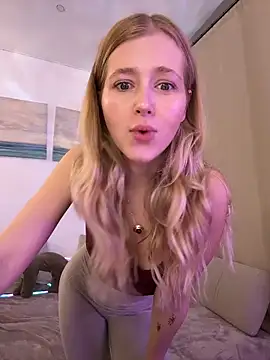 Snapshot of LunaRase chatting on November 9, 2025, 3:32 pm LunaRase online show from November 9, 2025, 3:32 pm