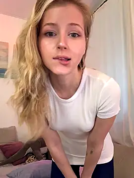 Snapshot of LunaRase chatting on December 4, 2025, 10:57 am LunaRase online show from December 4, 2025, 10:57 am