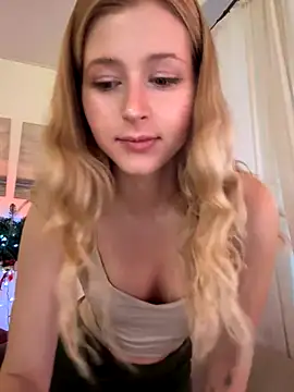 Snapshot of LunaRase chatting on December 17, 2025, 10:10 am LunaRase online show from December 17, 2025, 10:10 am