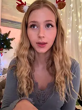 Snapshot of LunaRase chatting on December 21, 2025, 10:44 am LunaRase online show from December 21, 2025, 10:44 am