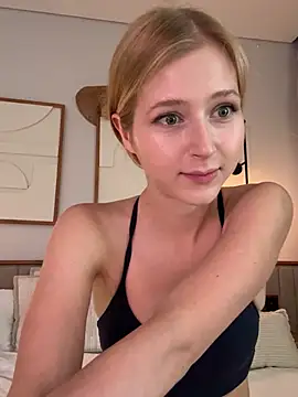 Snapshot of LunaRase chatting on January 14, 2026, 6:19 am LunaRase online show from January 14, 2026, 6:19 am