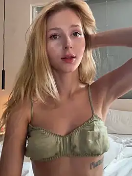 Snapshot of LunaRase chatting on February 20, 2026, 6:26 am LunaRase online show from February 20, 2026, 6:26 am