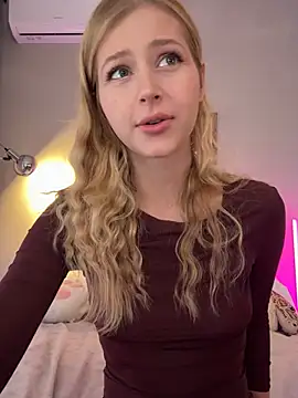 Snapshot of LunaRase chatting on March 12, 2026, 9:48 am LunaRase online show from March 12, 2026, 9:48 am