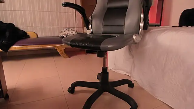 Snapshot of Moony_14 chatting on December 2, 2025, 2:12 pm Moony 14 online show from December 2, 2025, 2:12 pm