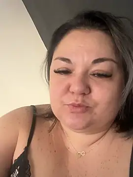 Snapshot of MikyVesela chatting on February 19, 2026, 8:32 am MikyVesela online show from February 19, 2026, 8:32 am