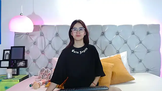 Snapshot of MelodyMansson chatting on February 18, 2025, 1:55 pm MelodyMansson online show from February 18, 2025, 1:55 pm