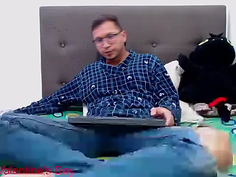 Snapshot of andy_loverxx chatting on February 18, 2026, 12:50 am andy loverxx online show from February 18, 2026, 12:50 am