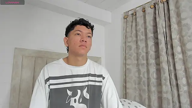 Snapshot of JulianRose_1 chatting on December 28, 2024, 11:09 am JulianRose 1 online show from December 28, 2024, 11:09 am