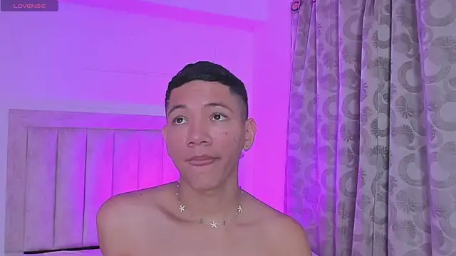 Snapshot of JulianRose_1 chatting on January 10, 2025, 2:02 pm JulianRose 1 online show from January 10, 2025, 2:02 pm