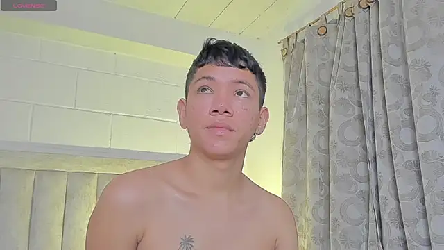 Snapshot of JulianRose_1 chatting on January 25, 2025, 11:23 am JulianRose 1 online show from January 25, 2025, 11:23 am