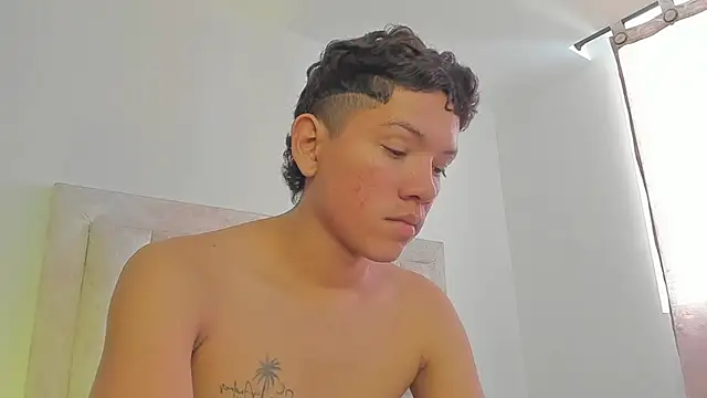 Snapshot of JulianRose_1 chatting on March 2, 2025, 2:32 pm JulianRose 1 online show from March 2, 2025, 2:32 pm