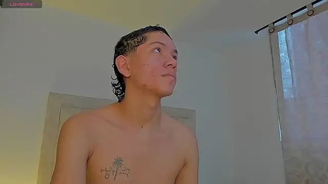 Snapshot of JulianRose_1 chatting on September 18, 2025, 11:45 am JulianRose 1 online show from September 18, 2025, 11:45 am
