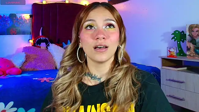 alisson zafiro  online show from September 22, 2025, 3:08 am