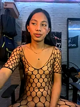 whiteladyboy online show from December 2, 2025, 4:13 pm