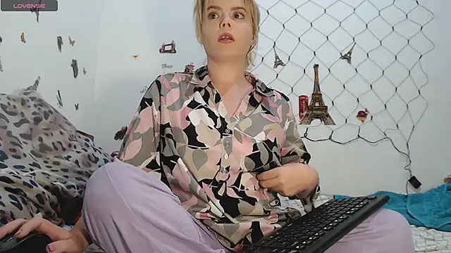 Snapshot of hotmilf4uxxx chatting on October 2, 2025, 9:38 am hotmilf4uxxx online show from October 2, 2025, 9:38 am