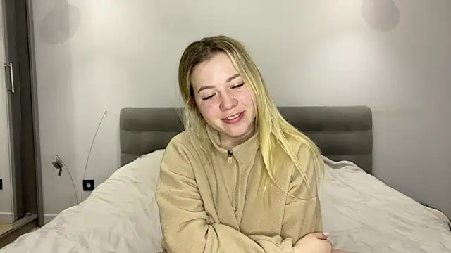 Embersweetbunny online show from December 1, 2025, 5:12 am