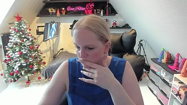 Snapshot of caro_kitten chatting on December 5, 2025, 8:23 am caro kitten online show from December 5, 2025, 8:23 am