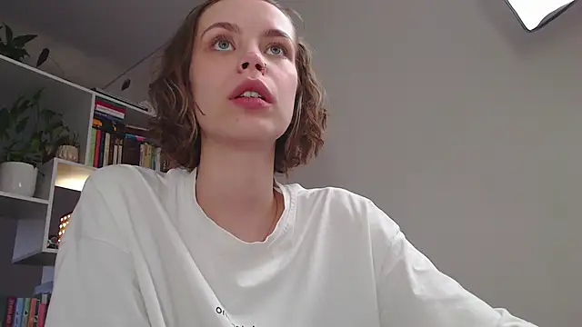 Snapshot of milly_ross chatting on February 14, 2025, 11:21 am milly ross online show from February 14, 2025, 11:21 am