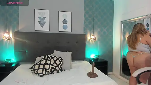 AmbarRoberts  online show from December 27, 2024, 4:32 pm