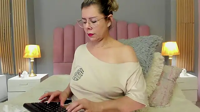 Snapshot of RamonaSimons chatting on February 23, 2025, 6:01 pm RamonaSimons online show from February 23, 2025, 6:01 pm