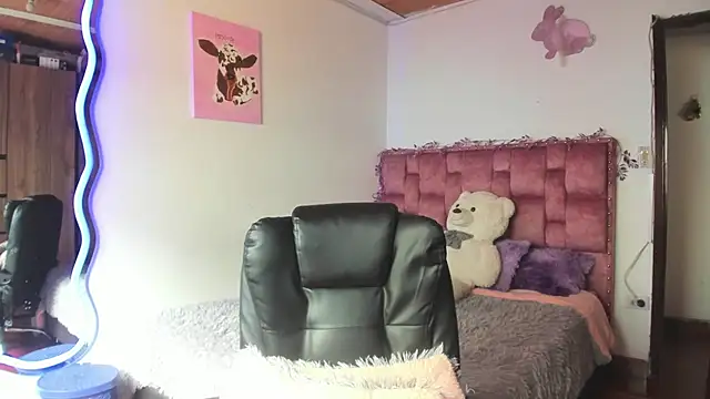 ladyrd1 online show from January 11, 2026, 7:52 pm