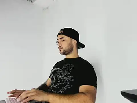 Sebas-hott online show from November 2, 2025, 10:12 pm