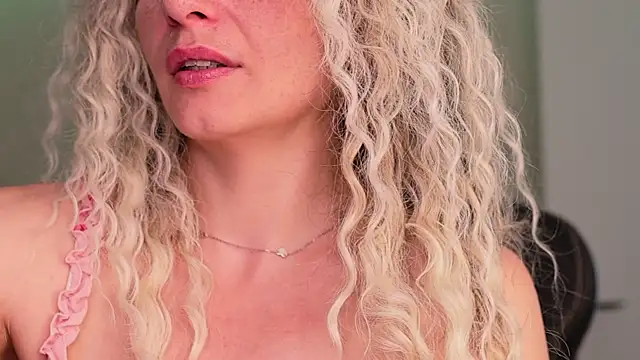 Amerabelle 23 online show from March 12, 2025, 6:11 pm