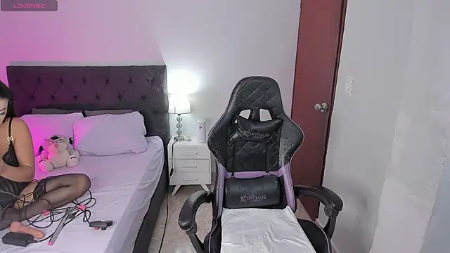 evelyn 23 online show from October 22, 2025, 2:50 pm