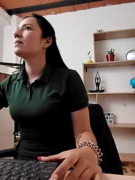 merlinaadams  online show from September 24, 2025, 8:01 pm