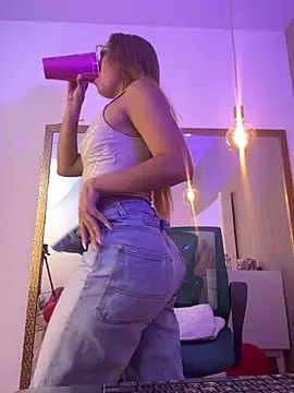 Snapshot of emily_parkerr chatting on February 22, 2026, 7:23 pm emily parkerr online show from February 22, 2026, 7:23 pm