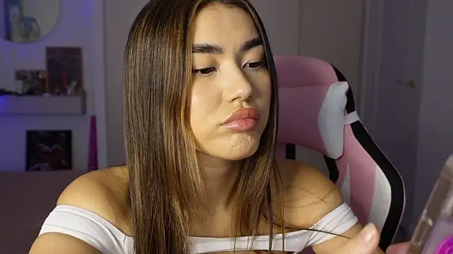 Snapshot of Shineel chatting on November 24, 2025, 8:14 am Shineel online show from November 24, 2025, 8:14 am