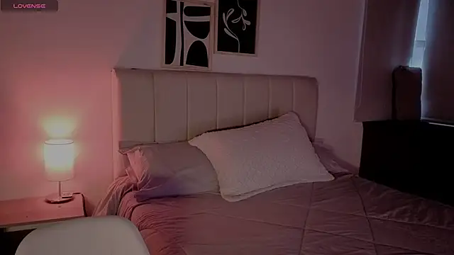 Snapshot of Roxxy_mora chatting on February 19, 2026, 10:28 pm Roxxy mora online show from February 19, 2026, 10:28 pm