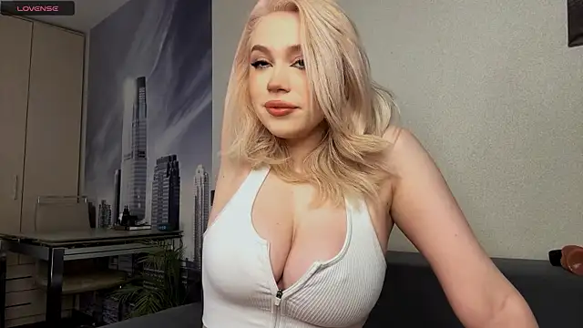 Snapshot of AsteriaHamel chatting on January 6, 2026, 2:04 am AsteriaHamel online show from January 6, 2026, 2:04 am