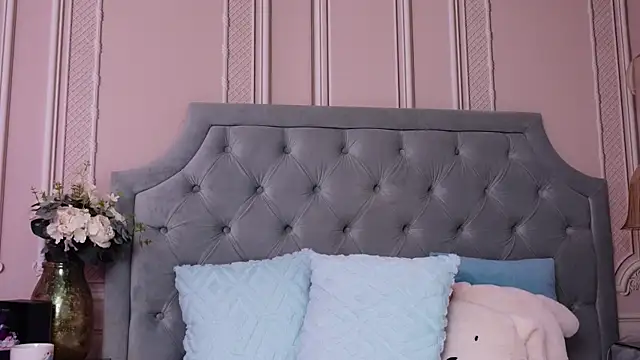 LucyAddison online show from April 6, 2026, 5:19 am