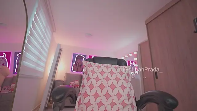 Snapshot of LeahPrada_ chatting on March 1, 2026, 10:45 pm LeahPrada online show from March 1, 2026, 10:45 pm