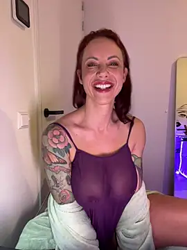 Snapshot of SmilingDutchie chatting on December 14, 2024, 7:25 pm SmilingDutchie online show from December 14, 2024, 7:25 pm