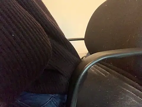 Snapshot of KendrickJiz chatting on December 21, 2025, 2:02 pm KendrickJiz online show from December 21, 2025, 2:02 pm