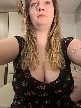 Snapshot of emerieskye20 chatting on February 6, 2026, 6:44 pm emerieskye20 online show from February 6, 2026, 6:44 pm