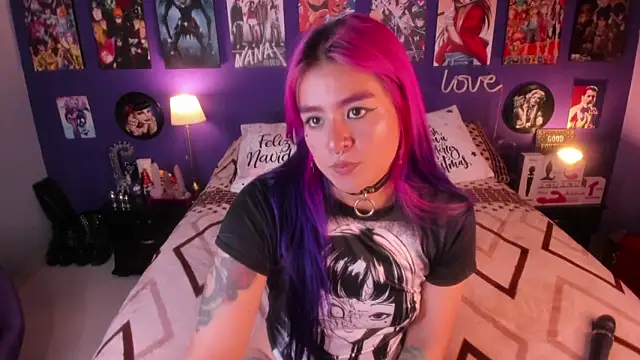 Snapshot of anne_cross chatting on December 3, 2025, 11:36 pm anne cross online show from December 3, 2025, 11:36 pm